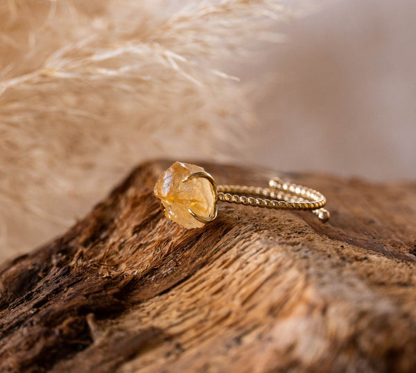 Citrin-Edelsteine-Bedeutung-und-Wirkung-Edelstein-Ring